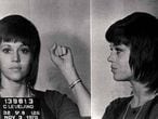 La foto policial de Jane Fonda tras su detención en 1970 se convirtió en una imagen icónica al instante: orgullosa y desafiante, la actriz levanta su puño izquierdo. Hasta el peinado que lucía se puso de moda.
