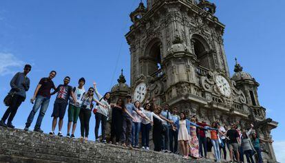 Os jovens peregrinos, no telhado da catedral de Santiago.