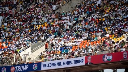 A plateia assisrte ao discurso de Trump no estádio em Ahmedabad.