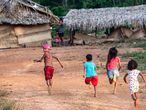 Crianças brincam na aldeia dos indígenas Arara, no Pará. CLIQUE PARA VER A FOTOGALERIA.