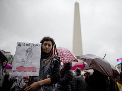 Familiares de vítimas relatam as trágicas histórias por trás do protesto contra os assassinatos de mulheres na Argentina