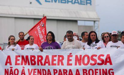 Funcionários da Embraer protestam contra a venda da companhia em São José dos Campos nesta terça-feira.