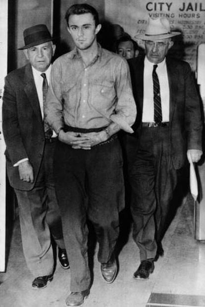 Agentes especiais transferem Richard Eugene Hickock (centro) do presídio de Las Vegas, em 4 de janeiro de 1960