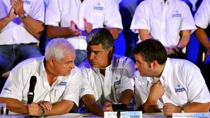 Da esquerda para a direita: o ex-presidente do Panamá Ricardo Martinelli com os ex-ministros José Raúl Mulino (Governo e Justiça) e Demetrio Papadimitriu (Presidência)