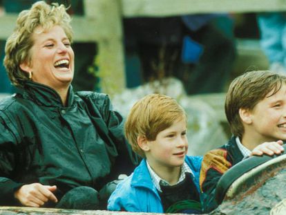 A princesa Diana com seus filhos, Harry e William, durante uma visita a um parque de diversões