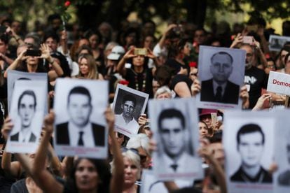 Manifestantes mostram placas com fotos de vítimas da ditadura durante protesto em julho de 2019.