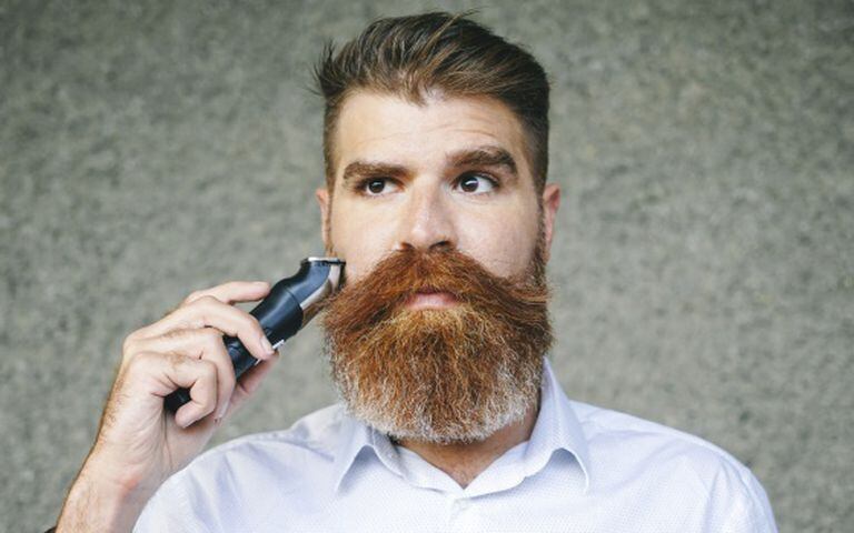Este hombre está a punto de mover la maquinilla eléctrica como si fuese una cuchilla. Error.
