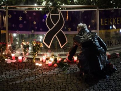 Mulher presta homenagem a vítimas do atentado, nesta terça-feira.