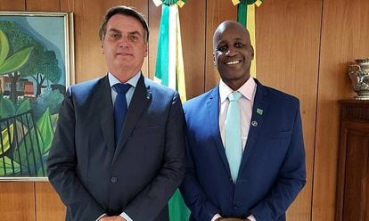 O presidente Bolsonaro e o diretor da Fundação Palmares, Sergio Camargo em uma imagem da conta dele no Twitter.
