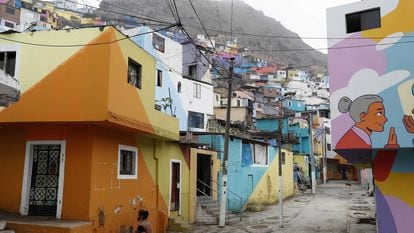Uma rua da comunidade do morro San Cristóbal, em Lima.