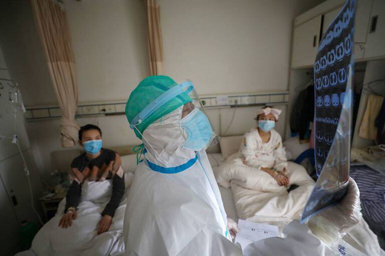 Um médico com dois pacientes em Wuhan, o epicentro do coronavírus.