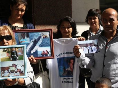 Familiares da tripula&ccedil;&atilde;o do ARA San Juan seguram fotos dos desaparecidos em frente &agrave; embaixada da R&uacute;ssia em Buenos Aires 