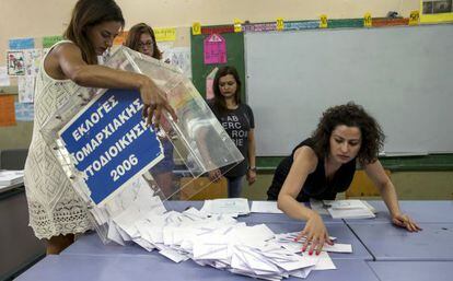 Mulheres abrem as urnas em Atenas.