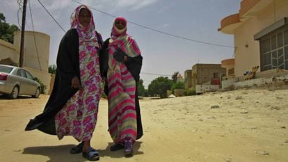 As irmãs Magboula e Sahida Mohamed, em uma rua de Nuakchot.