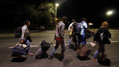 Migrantes venezuelanos percorrem a estrada que liga a cidade de Cúcuta à colombiana Bucaramanga.