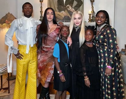 Madonna posa com cinco de seus filhos.