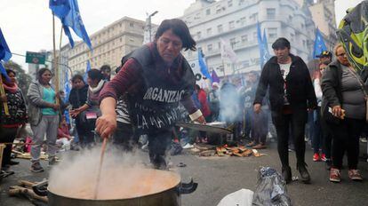 Uma mulher prepara comida em uma manifestação.