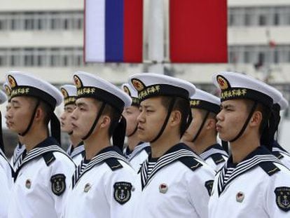 Marinheiros chineses, que participam em umas manobras com a Rússia.