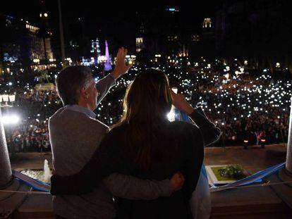 O presidente Mauricio Macri e sua esposa, Juliana Awada, saúdam aos manifestantes que se congregaron na praça de Maio em apoio o Governo.