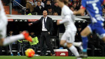 Zidane orienta o time contra o Deportivo.