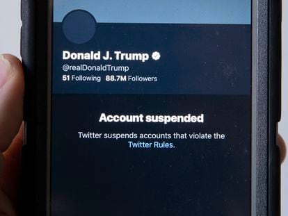 Tela mostra a suspensão da página do ex-presidente Donald Trump do Twitter