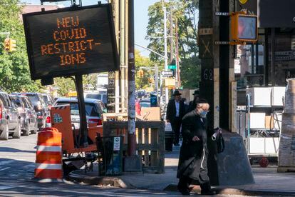 Um painel alerta sobre as restrições no distrito de Borough Park, em Nova York.