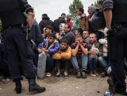 Policia cerca refugiados na Croácia.