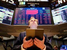 Um operador trabalha na segunda-feira na Bolsa de Wall Street, em Nova York (Estados Unidos).