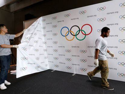 Os trabalhadores desmontam o palco da cimeira olímpica.
