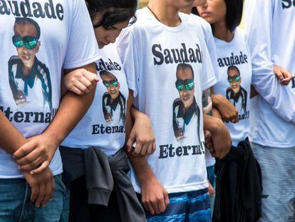 Familiares em enterro de Gabriel Paiva, de 16 anos, espancado com pedaço de pau até a morte por policiais militares em abril de 2017.