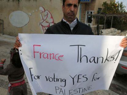 Um palestino agradece à França nesta terça-feira, em Ramallah.