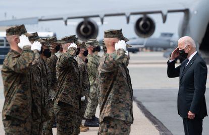 O presidente Joe Biden cumprimenta militares no domingo na base de Dover (Delaware).