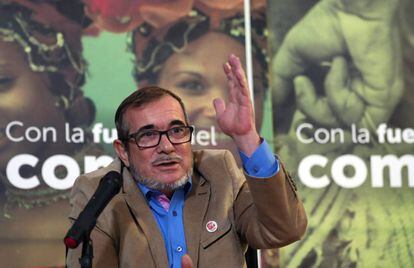 O líder da FARC, Rodrigo Londoño, conhecido como Timochenko, durante uma entrevista coletiva.