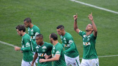 Bruno Rangel comemora gol (de braços erguidos)