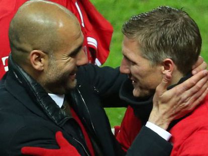 Guardiola abraça a Schweinsteiger.