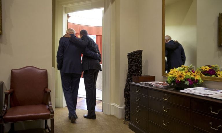 Obama e Joe Biden entram no Salão Oval.