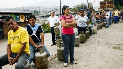 Um grupo de pessoas espera para comprar gás em San Cristóbal.