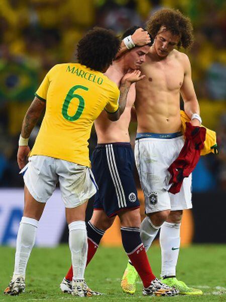 Marcelo e David Luiz consolam James.