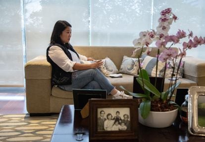 Keiko Sofía Fujimori na sala de seu apartamento em Lima nesta sexta-feira. Em primeiro plano, um retrato de toda a sua família, no qual aparece seu pai, Alberto Fujimori, o último autocrata do país. AUDREY CORDOVA RAMPANT
