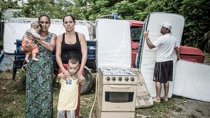 Ana Paula (à esquerda) com filhos e amiga na escola que recebe doações para desabrigados na zona leste de São Paulo.