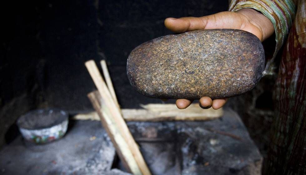 Philomena, de 39 anos, usou esta pedra esquentada no forno para passar nos peitos de suas filhas. Imagem feita em Yaundé, Camarões, em 2007.