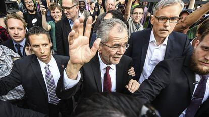 Alexander Van der Bellen saúda a multidão