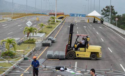 Trabalhadores montam o palco do show Venezuela Aid Concert.