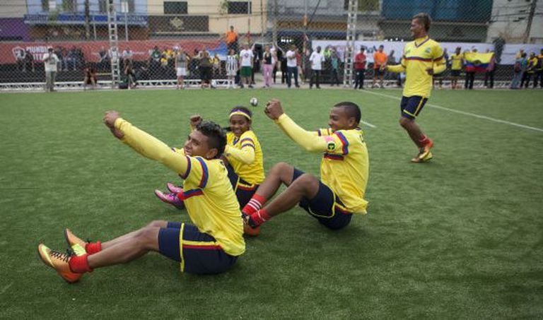 Jogadores colombianos comemoram uma vitória no campinho montado no Largo da Batata, em São Paulo.