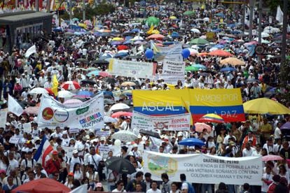 Protesto em Bogot&aacute; pedia fim da viol&ecirc;ncia, dia 9 de abril. 