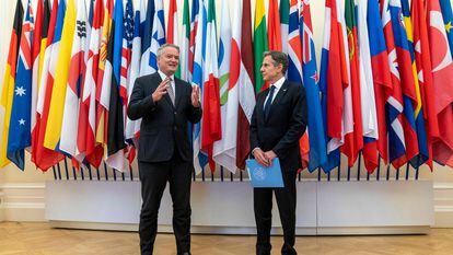 O secretário-geral da OCDE, Mathias Cormann, com o secretário de Estado dos EUA, Antony Blinken, em Paris, em 25 de junho.