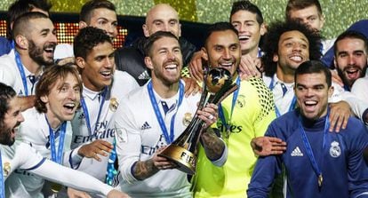 Os jogadores do Real comemorando o Mundial de Clubes.