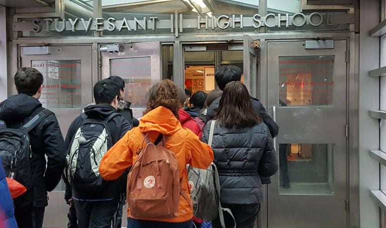 Alunos na entrada do colégio Stuyvesant.