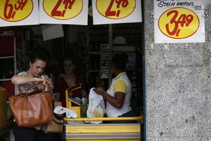 Mulher faz compras no Rio de Janeiro, nesta ter&ccedil;a.