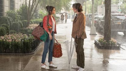 Selena Gomez e Timothée Chalamet em Dia de chuva em Nova York. No vídeo, trailer oficial do filme.